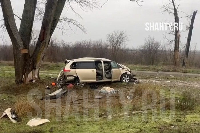 Погибла пассажирка: опрокинулась Toyota Sienna на трассе в Ростовской области
