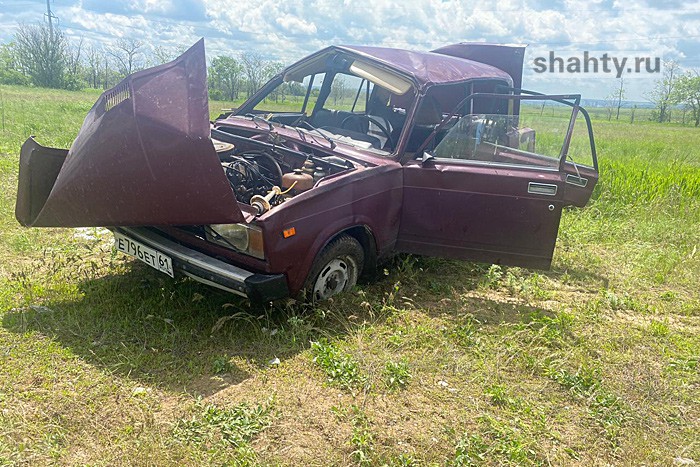 Уснул за рулем водитель ВАЗа, возвращаясь с ночной рыбалки: машина перевернулась