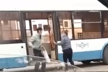 Женщина-водитель троллейбуса отлупила пассажира в Ростове [Видео]