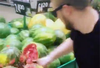 Парень избил арбуз в гипермаркете «Лента» [Видео]