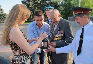В г. Шахты зажгли свечу памяти на мемориале «Жертвам фашизма»