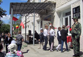 В г. Шахты открыли памятную доску герою-моряку в школе № 9