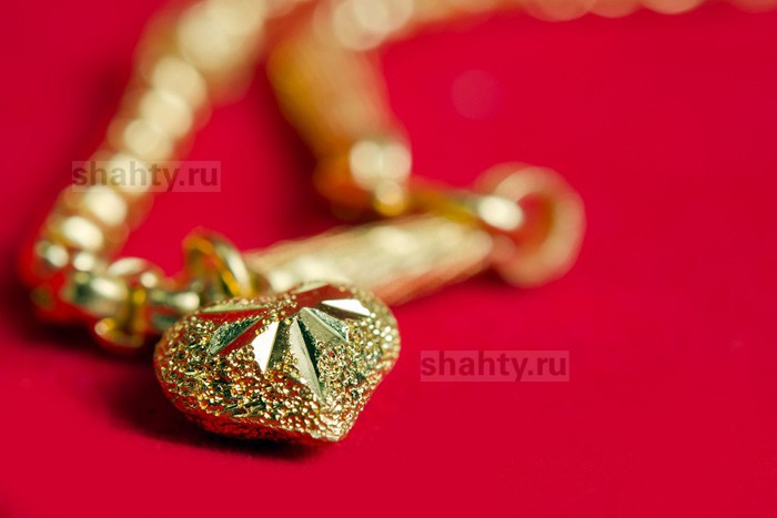20-летняя девушка в Шахтах похитила золотые украшения, придя в гости к знакомой