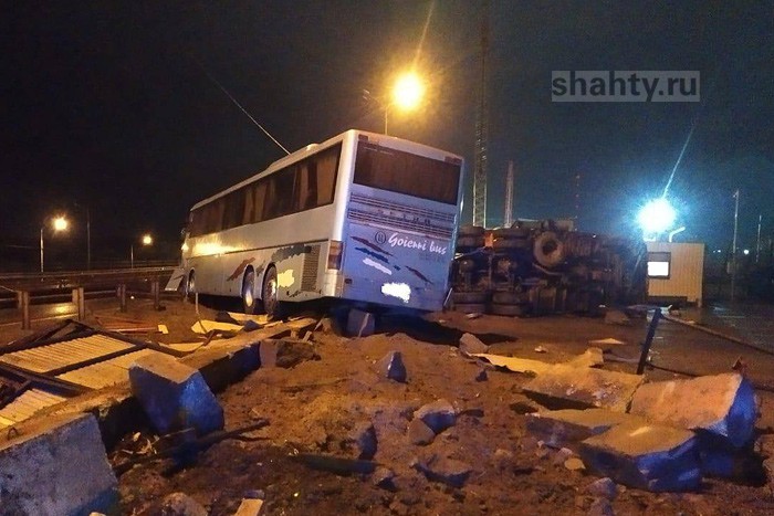 Пассажирский автобус влетел в ограждения и «Камаз» на ремонтируемой трассе М-4 «Дон»