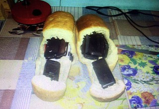 18 мобильников пытались передать в хлебе в колонию в Ростовской области