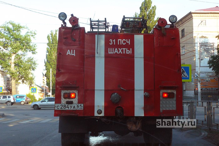 В Шахтах потушили квартиру в пятиэтажном доме на улице Садовой