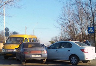 На перекрестке г. Шахты столкнулись маршрутка и две легковушки