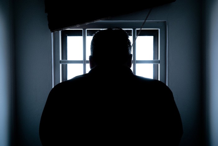 В Шахтах сотрудник СИЗО-4 пронес телефон для арестанта — теперь его будут судить