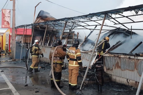 Пожар уничтожил торговые павильоны на рынке «Атлант» на площади 680 кв. метров