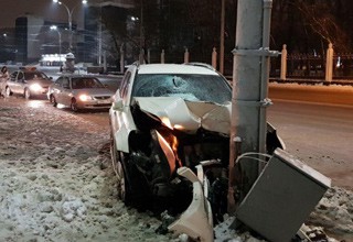 Mercedes разворотило от удара о столб в Ростове [Фото]