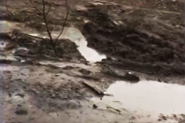 В г. Шахты бьет «гейзер» из под земли — у людей нет напора воды