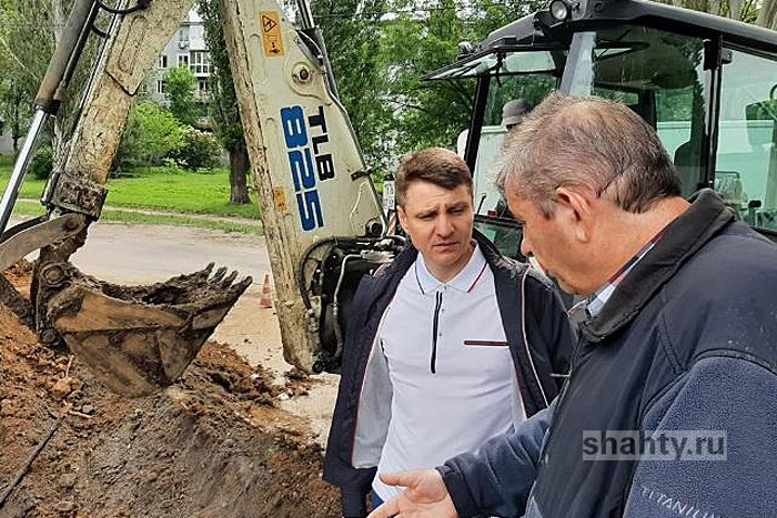 В Шахтах авария на водоводе: продолжаются аварийные работы по улице Мечникова