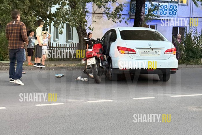 Разбился мужчина на мотоцикле в Новошахтинске: Ява впечаталась в иномарку