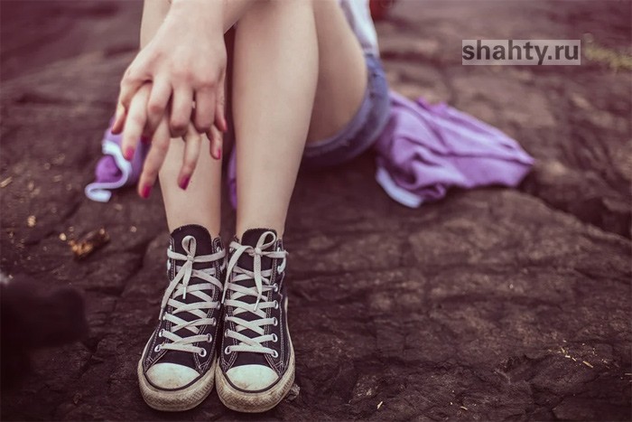 Под Шахтами изнасиловали 17-летнюю девушку — это сделала девочка-подросток