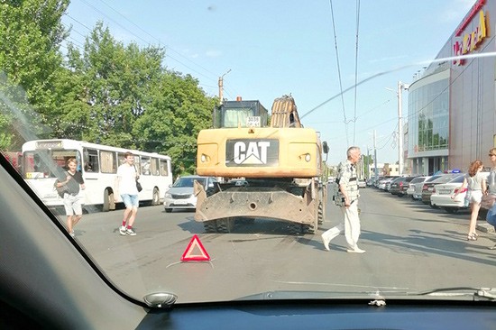 Экскаватор задавил женщину на пешеходном переходе в Таганроге [Фото]