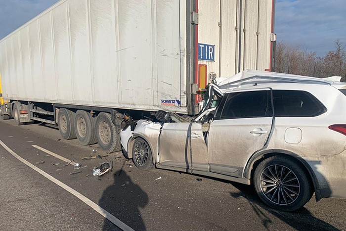 Автоледи влетела под фуру: погибли водитель кроссовера и пассажир на трассе под Ростовом