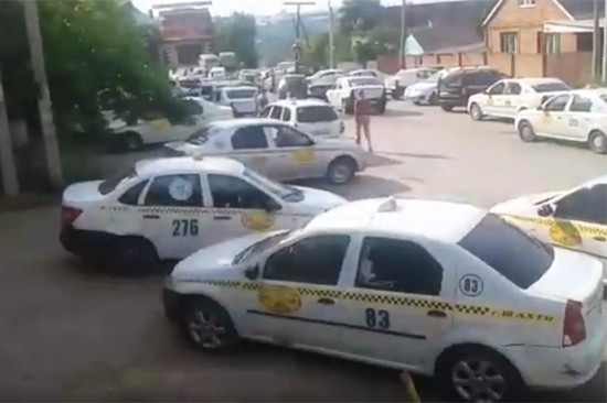 В г. Шахты устроили забастовку водители такси