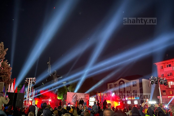 В Шахтах прошло световое шоу на площади Солдата: как это было