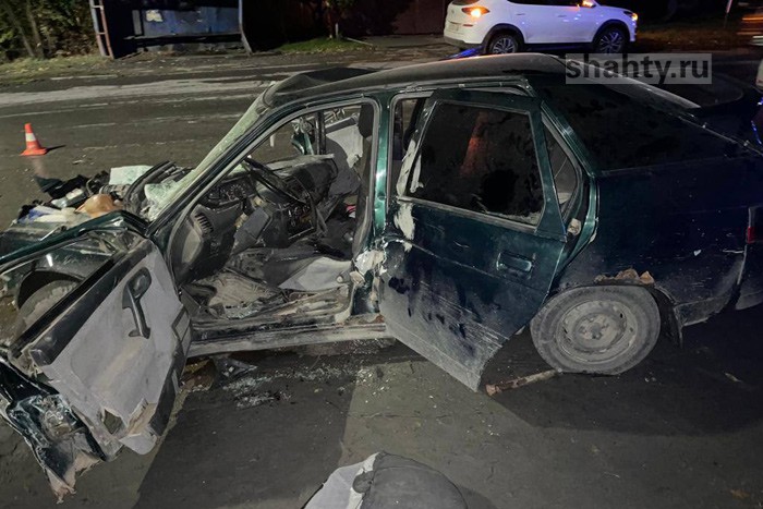 ВАЗ влетел в грузовик Scania в г. Шахты на Аюте: видео момента столкновения