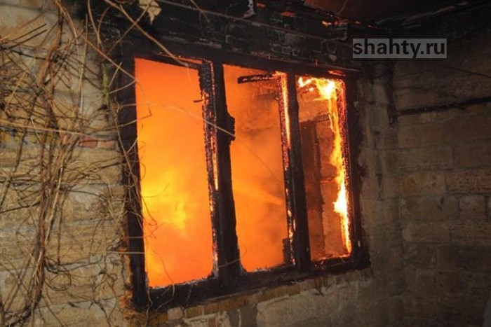 В Шахтах выгорела «заброшка» в переулке Дундича на площади 70 кв. м