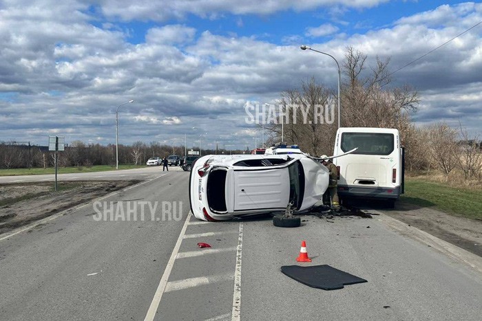 Под Шахтами столкнулись автобус и два автомобиля: пострадали три человека