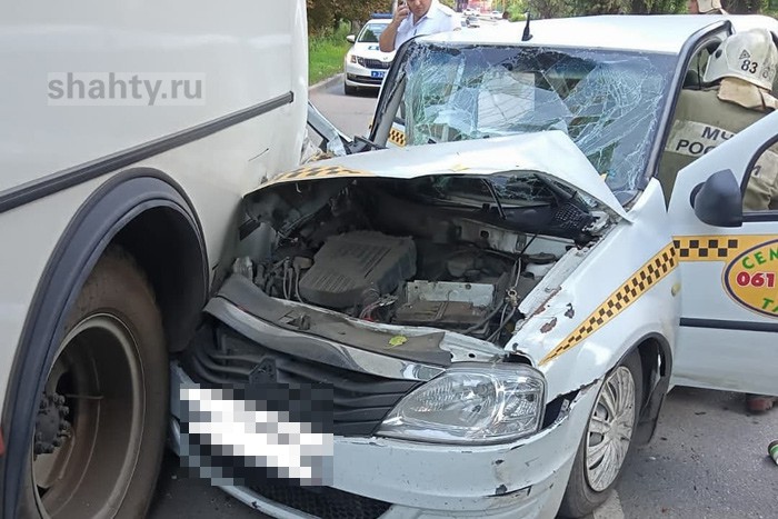 В Шахтах такси влетело в пассажирский автобус: таксист заснул за рулем