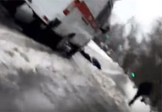 Пешеход поскользнулся, упал и умер в Ростове [Видео]
