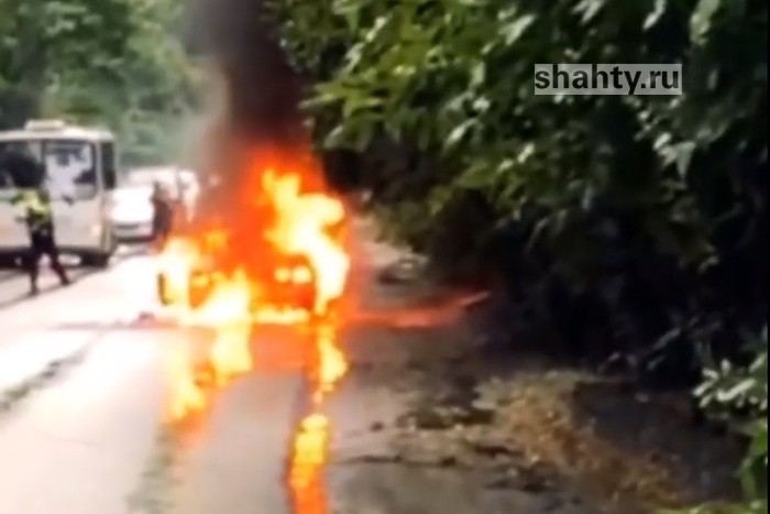Уронил зажигалку: водитель получил ожоги, ВАЗ сгорел полностью в Ростове