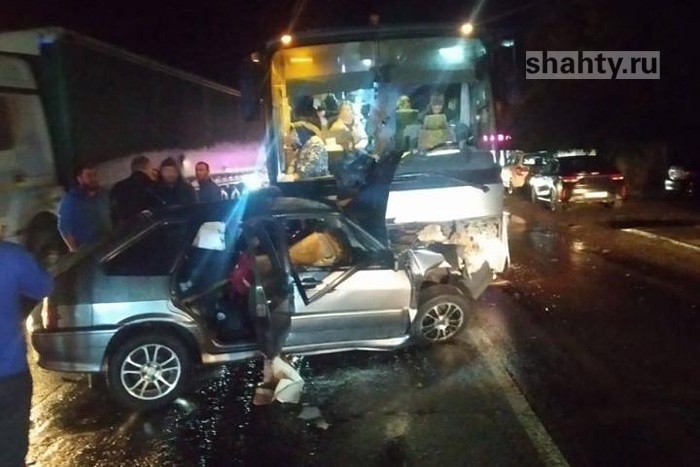 В автобус врезалась легковушка под Ростовом: 39-летний водитель погиб