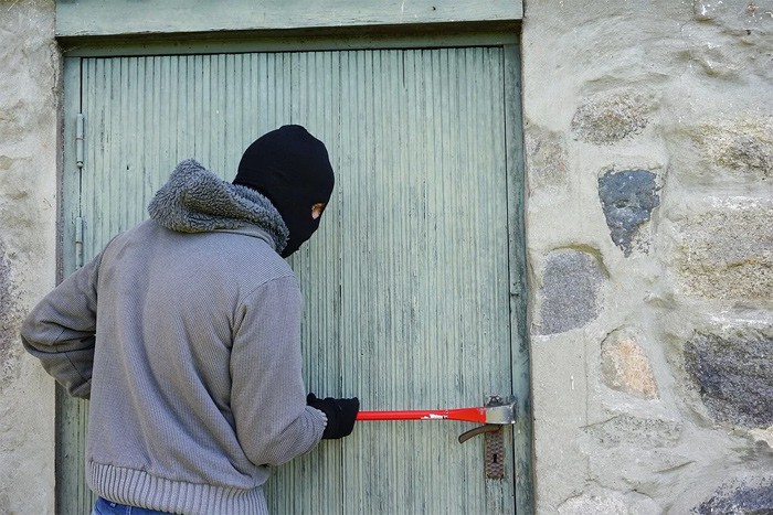 В Шахтах из столярного цеха похитили металлические изделия