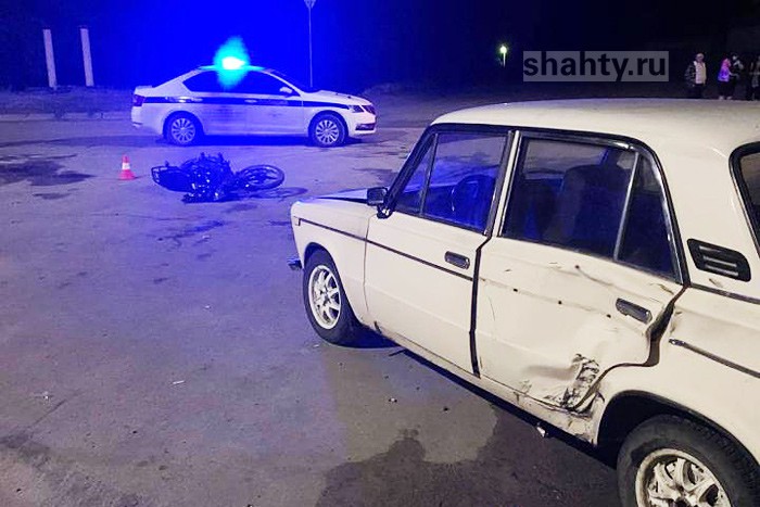 Пострадал 15-летний мотоциклист, врезавшись в автомобиль в Ростовской области