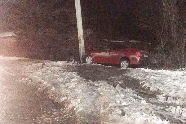 В г. Шахты девушка на «Солярисе» врезалась в столб