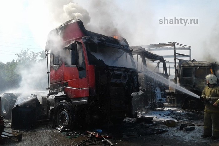 В Шахтах сгорел тягач Freightliner на улице Административной
