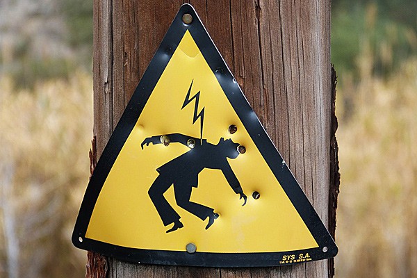 Погиб от удара током 15-летний подросток, собирая вишню с дерева