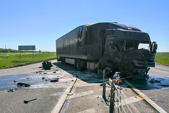 Фура врезалась в КАМАЗ на трассе — погиб человек, вылетев через лобовое стекло