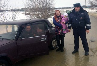 Полицейские помогли дочке с мамой, замерзавшим на дороге из-за заглохшей машины