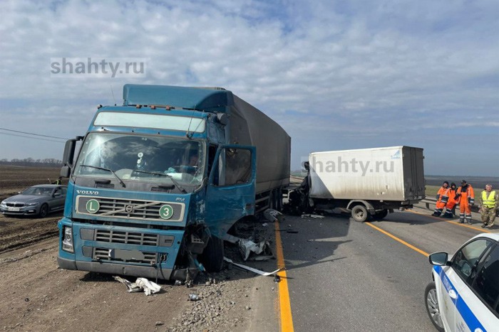 Погиб водитель «Газели», врезавшись в грузовик Volvo на трассе в Ростовской области