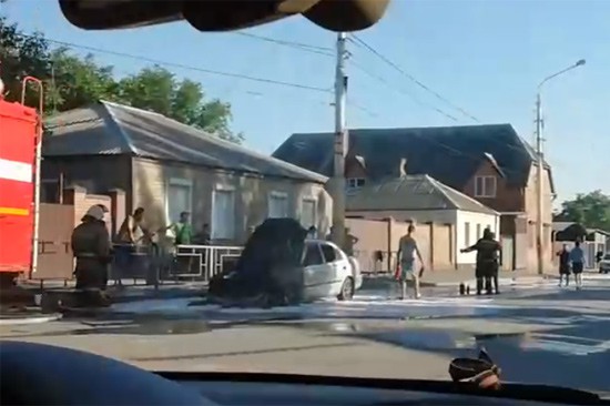 В г. Шахты загорелся Hyundai Accent, остановившись на светофоре