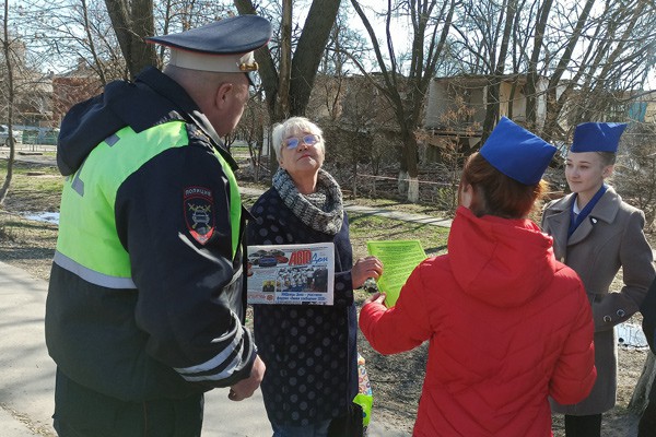 В Шахтах сотрудники ГИБДД напомнили жителям о правилах поведения на дороге