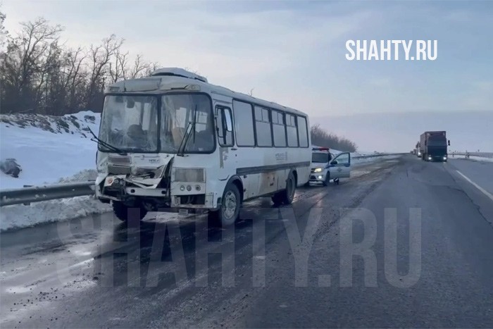 Рядом с г. Шахты на трассе М-4 автобус врезался в грузовик
