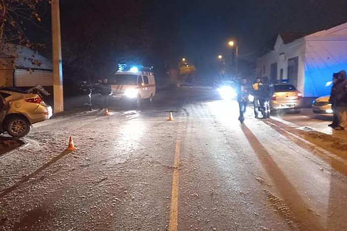 Под Шахтами погибли девушка и ее пассажир — «Солярис» протаранил дерево в Каменоломнях