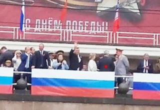 Губернатора обвинили в неуважении, потому что стоял спиной к «Бессмертному полку»