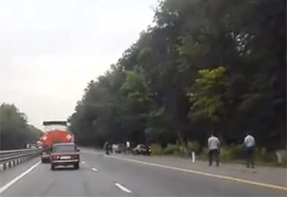 Разорвало на части женщину-пешехода в ДТП на трассе М-4 в Ростовской области [Видео]