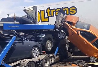 Погиб водитель фуры, в которую угодил автовоз на трассе [Видео]