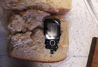 В хлебе нашли спрятанный мобильник в следственном изоляторе г. Шахты [Фото]