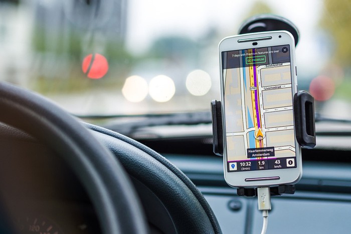 В Шахтах из авто украли телефон и видеорегистратор, пока водитель ходил в магазин