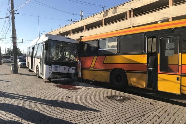 Три автобуса столкнулись у Главного автовокзала в Ростове