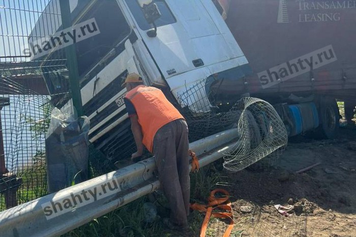 Фура едва не упала с моста в реку Северский Донец на трассе М-4 в Каменске: видео