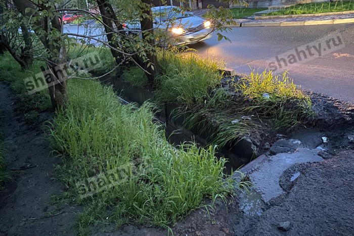 Утонула женщина в водостоке в Ростовской области, не заметив, что тротуар обрывается