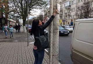 Очистили от рекламы столбы в г. Шахты на улице Советской